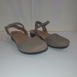 Dansko Rowan Sandals Sz 37 (6.5-7) Taupe Closed Toe Backstrap Milled Nubuck